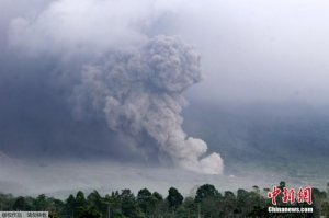 印度尼西亚塞梅鲁火山喷发 警戒级别已调至最高(图)