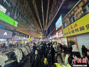 广西夜市点亮“夜经济”催热城市“烟火气”