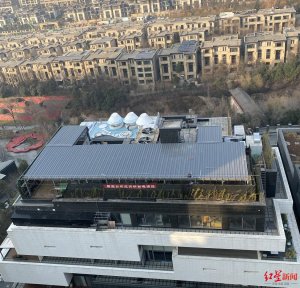 西安价值上亿别墅违建又重启？楼顶疑建休闲水池 当地回应：业主已办光