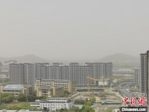沙尘气团影响杭州 空气出现严重污染