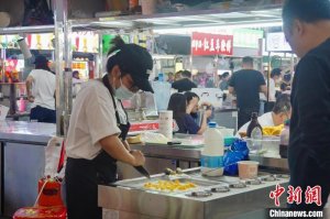 广西特色小吃点亮“夜经济” 催热城市“烟火气”