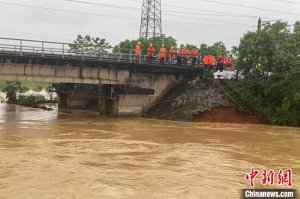 江西丰城一河堤溃口约30米 受困群众已安全转移无人员伤亡