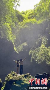 桂林天坑景色美 游人纷纷留影