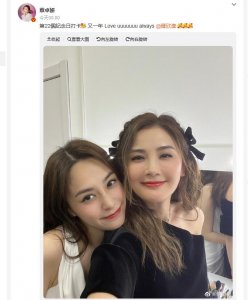 钟欣潼蔡卓妍纪念Twins22周年 两人亲密贴脸笑容甜美