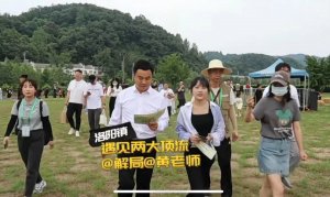 “挖呀挖”黄老师素颜遭吐槽，“丑”局长解围：她身体不适严重呕吐致