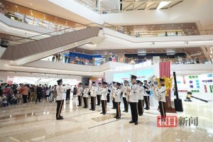 香港警察乐队在汉演出，雨中演奏《龙的传人》等12首曲目，奏响爱国最