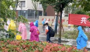 学生没穿雨衣就不让打伞进校？校方：可以进，雨伞存在安全隐患，提倡