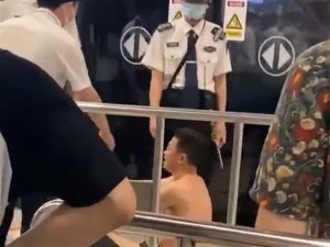 南宁地铁回应光膀男子疑似猥亵女乘务员：系治安事件交警方处理，已安