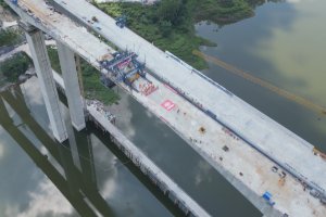 渝湘复线高速公路控制性工程五布河特大桥主桥顺利合龙