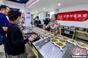 乌鲁木齐：百姓社区食堂 老人就餐可“打折”