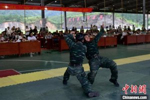 武警福建总队机动支队官兵在“战位”与家属共庆八一