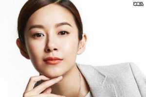 张子萱给女儿买廉价裙子，自己却身穿名牌女儿不懂穿上开心跳舞