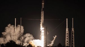 SpaceX猎鹰9号实现第300次着陆回收，再发22颗星链卫星